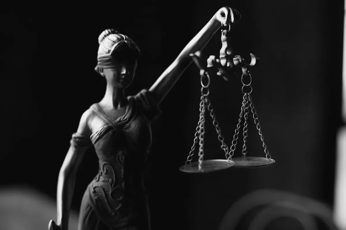 Pentingnya etika profesi advokat dalam menjaga kerahasiaan klien sebagai fondasi kepercayaan, integritas, dan keadilan dalam proses peradilan. (Sumber: Pexels/KATRIN BOLOVTSOVA)