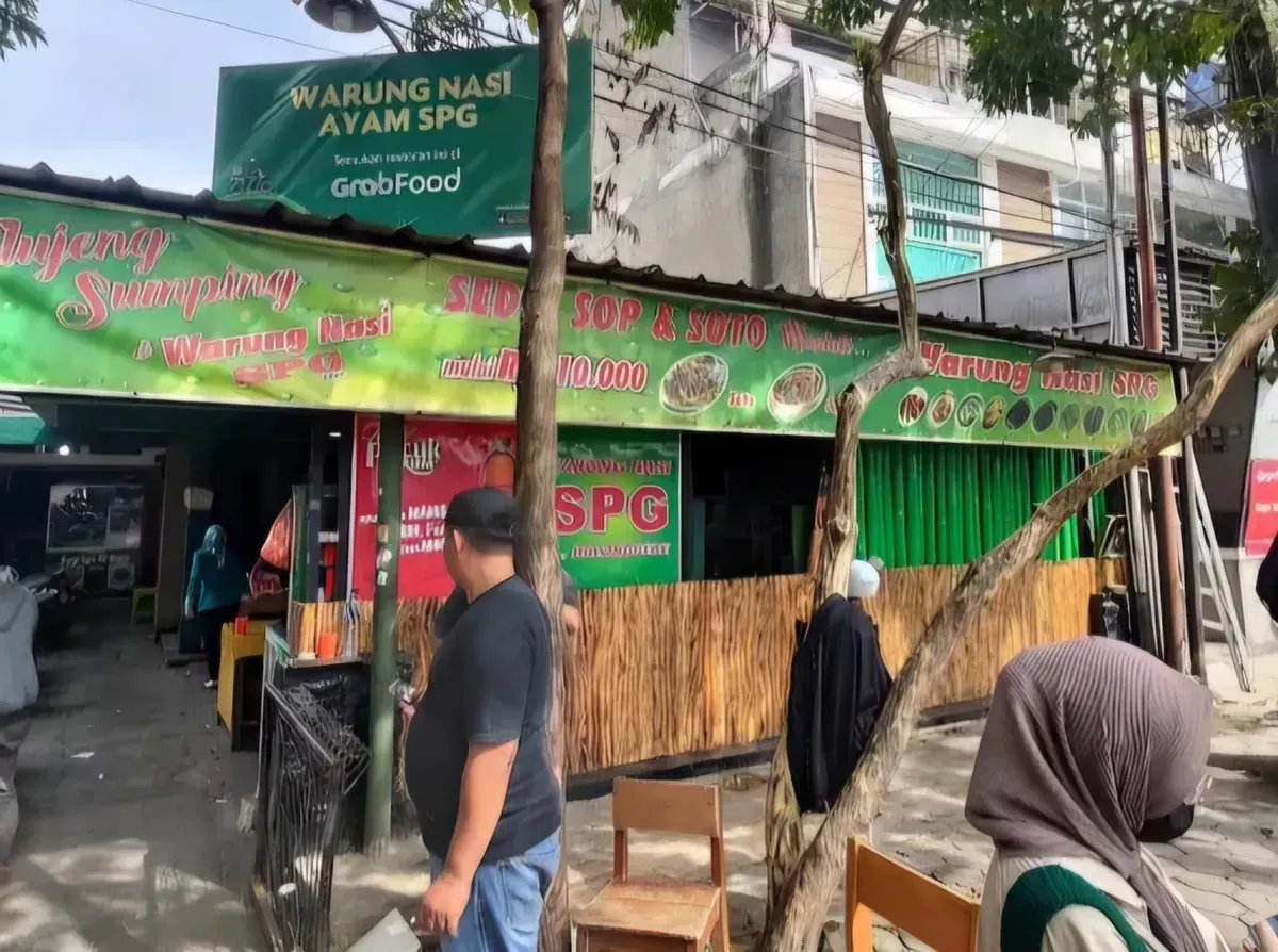 Warung Nasi SPG, sebuah warung kaki lima yang sudah jadi legenda di kalangan pekerja dan mahasiswa sejak awal 2000-an. (Sumber: dok. Warung Nasi SPG)