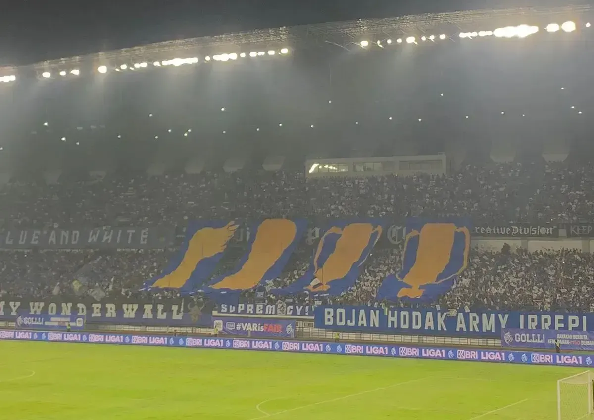 Ribuan Bobotoh memenuhi Stadion Gelora Bandung Lautan Api (GBLA) saat laga Persib, menegaskan peran mereka sebagai identitas dan energi klub kebanggaan Bandung. (Sumber: Dokumentasi Penulis | Foto: Kelvin Nopian Zakaria)