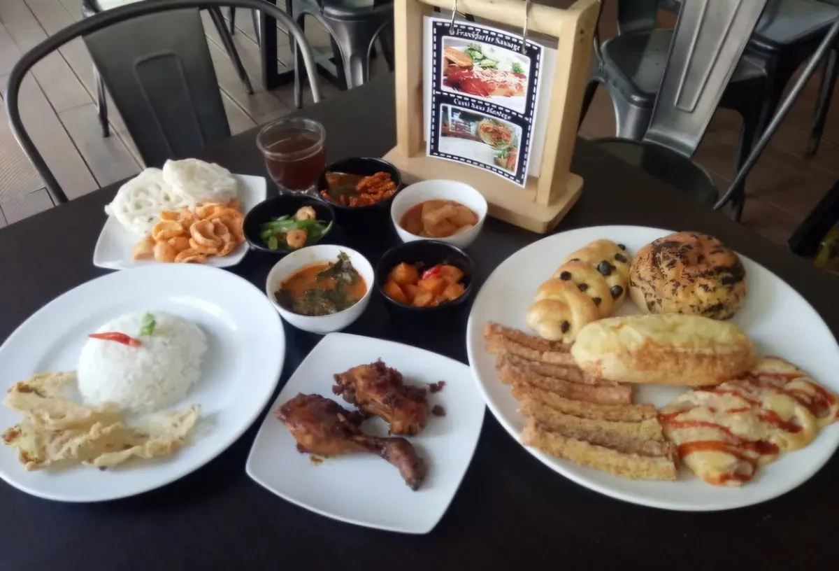 Membawa semangat inklusif, eksperimen berani Me Time Cafe untuk menerapkan sistem “bayar seikhlasnya” jadi batu sandungan dalam merintis bisnis kuliner. (Sumber: Ayobandung.id | Foto: Eneng Reni Nuraisyah Jamil)