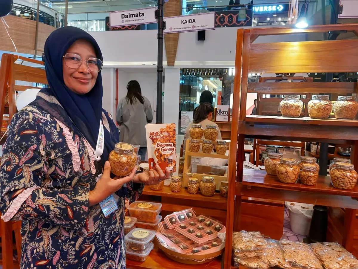 Ida Nuraida, owner UMKM Kaida Bawang Goreng. (Sumber: Ayobandung.id | Foto: Eneng Reni Nuraisyah Jamil)