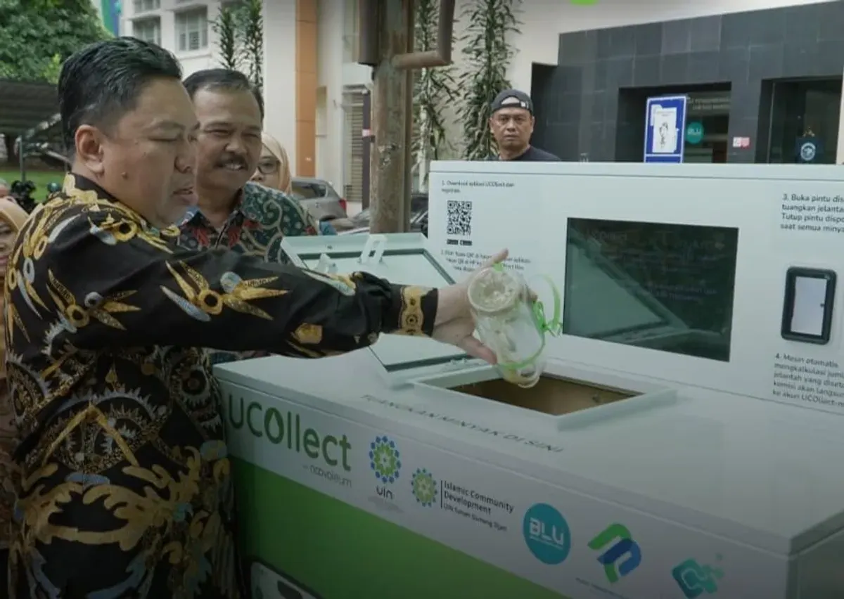 Rektor UIN Sunan Gunung Djati Bandung, Rosihon Anwar resmi meluncurkan UCOllect, mesin penukar minyak jelantah jadi rupiah di area parkir Gedung Pusat Pengembangan Bisnis (P2B), Rabu, (18/12/2024) (Sumber: Humas UIN SGD | Foto: Istimewa)