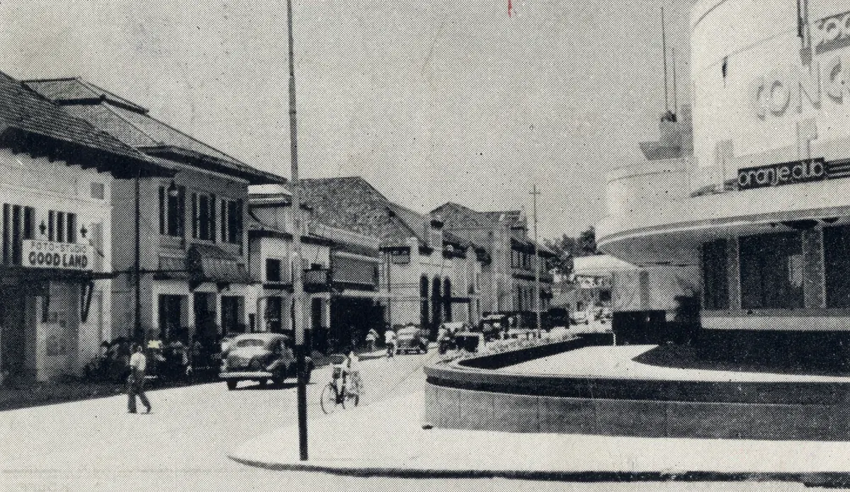 Suasana Jalan Asia Afrika (Groote Postweg) Kota Bandung zaman kolonial Belanda. (Sumber: Tropenmuseum)