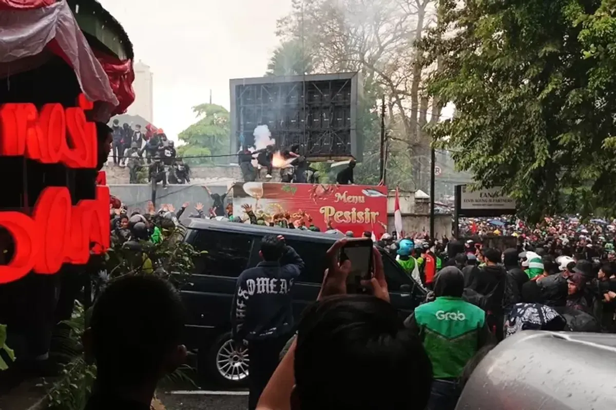 Aksi solidaritas atau unjuk rasa di depan Gedung DPRD Jawa Barat kian memanas menjelang petang. (Sumber: Ayobandung.id | Foto: Gilang Fathu Romadhan)