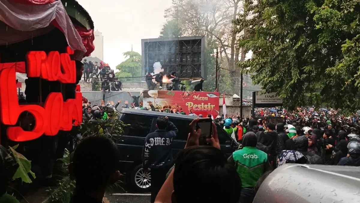 Suasana di depan Gedung DPRD Jawa Barat, Kota Bandung, pada Jumat 29 Agustus 2025 dikerumuni demonstran yang melakukan aksi protes. (Sumber: Ayobandung | Foto: Gilang Fathu Romadhan)