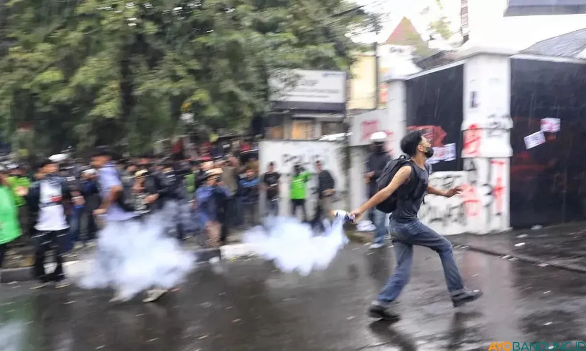 Pengunjuk rasa melempari Gedung DPRD Jawa Barat, Jalan Diponegoro, Kota Bandung pada Jumat, 29 Agustus. (Sumber: ayobandung.id | Foto: Irfan Al-Faritsi)