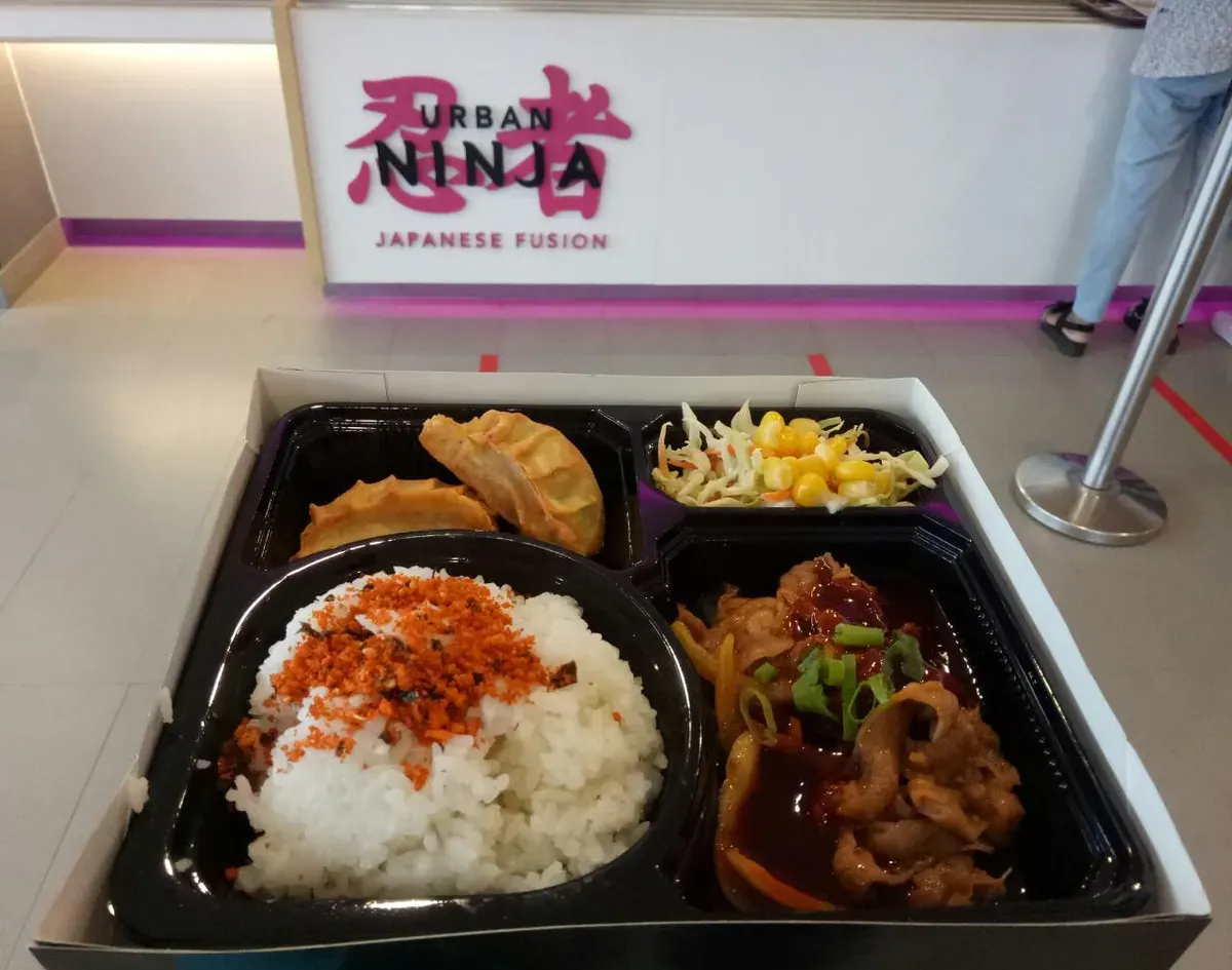 Urban Ninja, salah satu resto yang menggabungkan kecepatan layanan fast food dengan cita rasa autentik Jepang yang telah diadaptasi secara lokal. (Sumber: Ayobandung.id | Foto: Eneng Reni Nuraisyah Jamil)