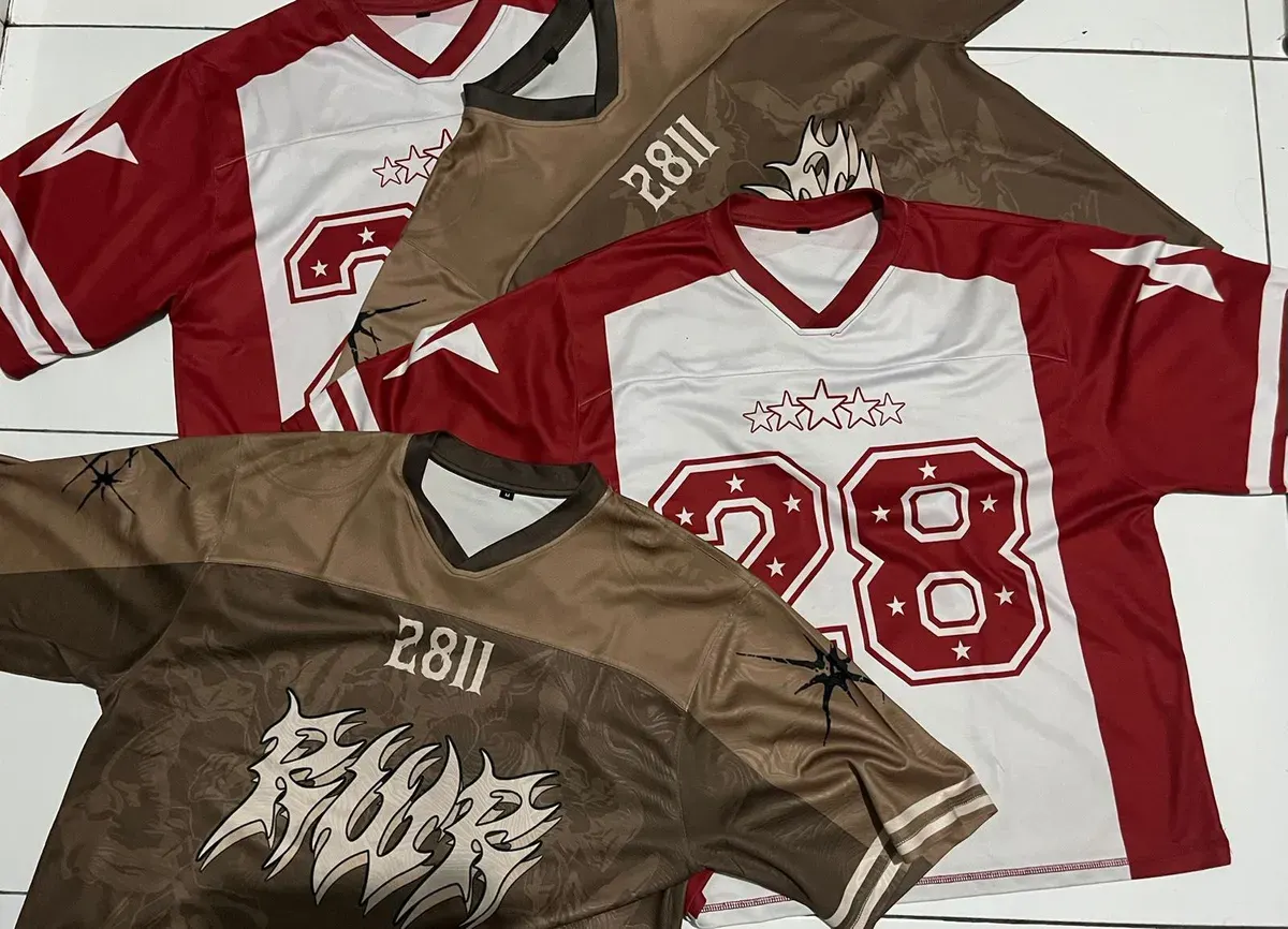 Koleksi unggulan Rewear Project yang menampilkan gaya kasual hadir di Kabupaten Bandung, Sabtu (8/11/25) (Sumber: Dokumentasi Penulis | Foto: Siti Octaviani)