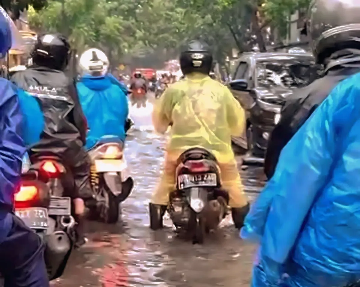 Genangan air menghambat arus lalu lintas di Jalan Cibaduyut, Kecamatan Bojongloa Kidul, Kota Bandung, Sabtu 29 November 2025 (Sumber: Novrandi Aqilah | Foto: Novrandi Aqilah)