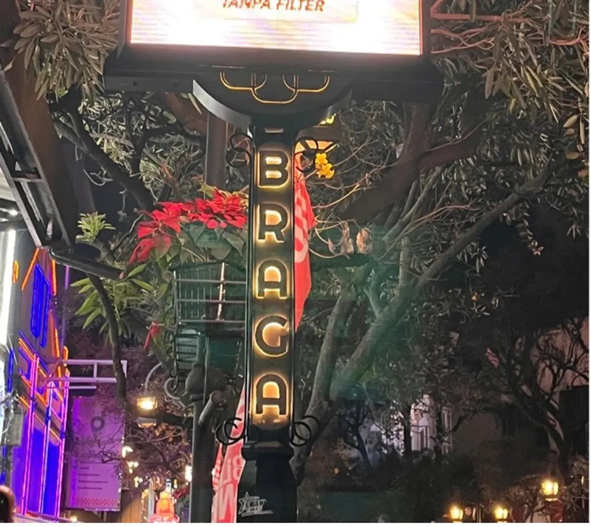 Braga di malam hari selalu punya caranya sendiri untuk membuat orang berhenti sejenak. Jln. Braga, Kota Bandung, Rabu 26/11/2025 (Sumber: Nailah Qurratul Aini | Foto: Nailah Qurratul Aini)