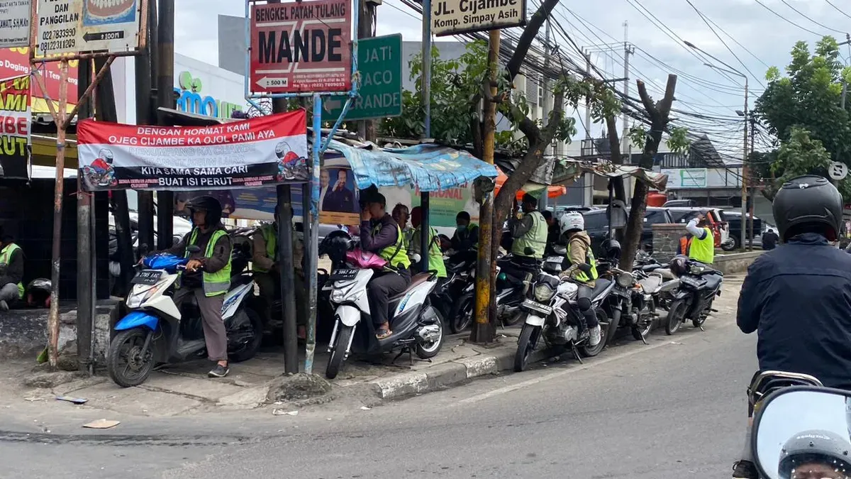 Sejumlah pengendara ojek pangkalan menunggu penumpang di area pangkalan Cijambe, pada Senin 1 Desember 2025. (Sumber: Dokumentasi penulis | Foto: Aisha Felicia A)
