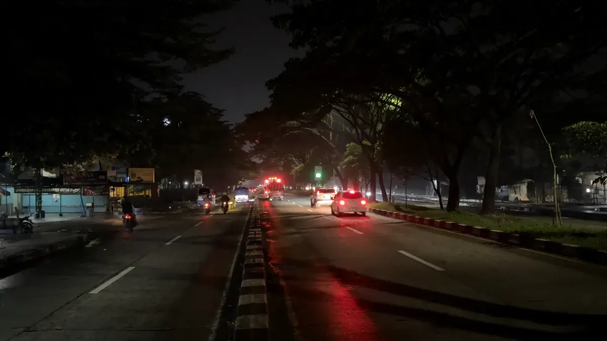 Salah satu ruas jalan Soekarno Hatta Bandung ketika malam hari yang minim dengan penerangan, Minggu, 30 November 2025, Jalan Soekarno Hatta Bandung. (Sumber: Dok. Penulis | Foto: Sela Rika)