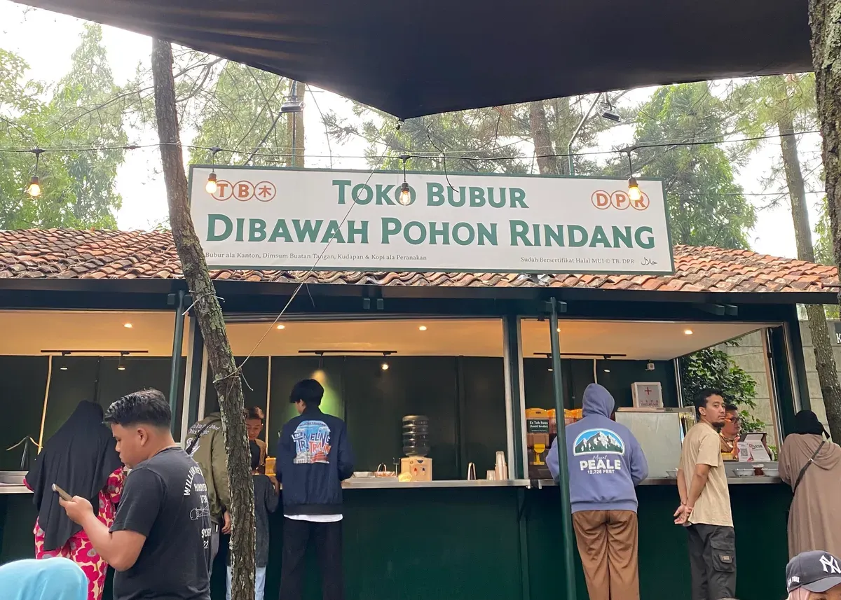 Suasana Toko Bubur di Bawah Pohon Rindang, Pinus Regency, Cinambo, Bandung. (Sumber: Rifa Windi | Foto: Rifa Windi)