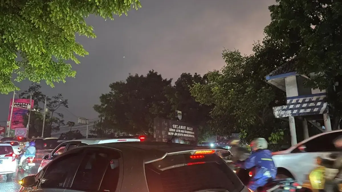 Pengendara Mengalami Kemacetan di Bunderan Cibiru, Kota Bandung, (1/12/2025). (Sumber: Dokumentasi Penulis | Foto: Sufia Putrani)