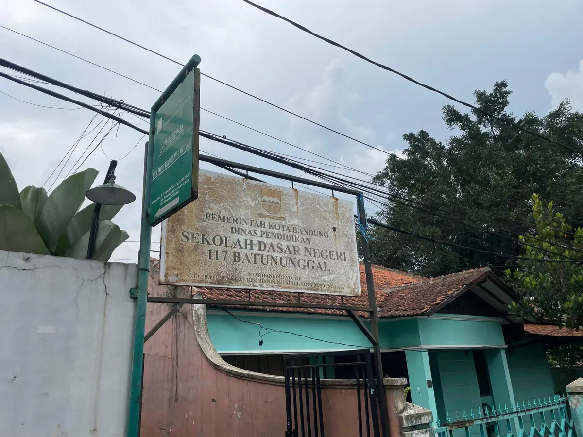 Halaman Depan SDN 117 Batununggal, lokasi kejadian siswa-siswi sekolah tersebut menunggu Walikota Bandung selama 5 Jam (Sumber: Pribadi | Foto: Novrandi Aqilah)