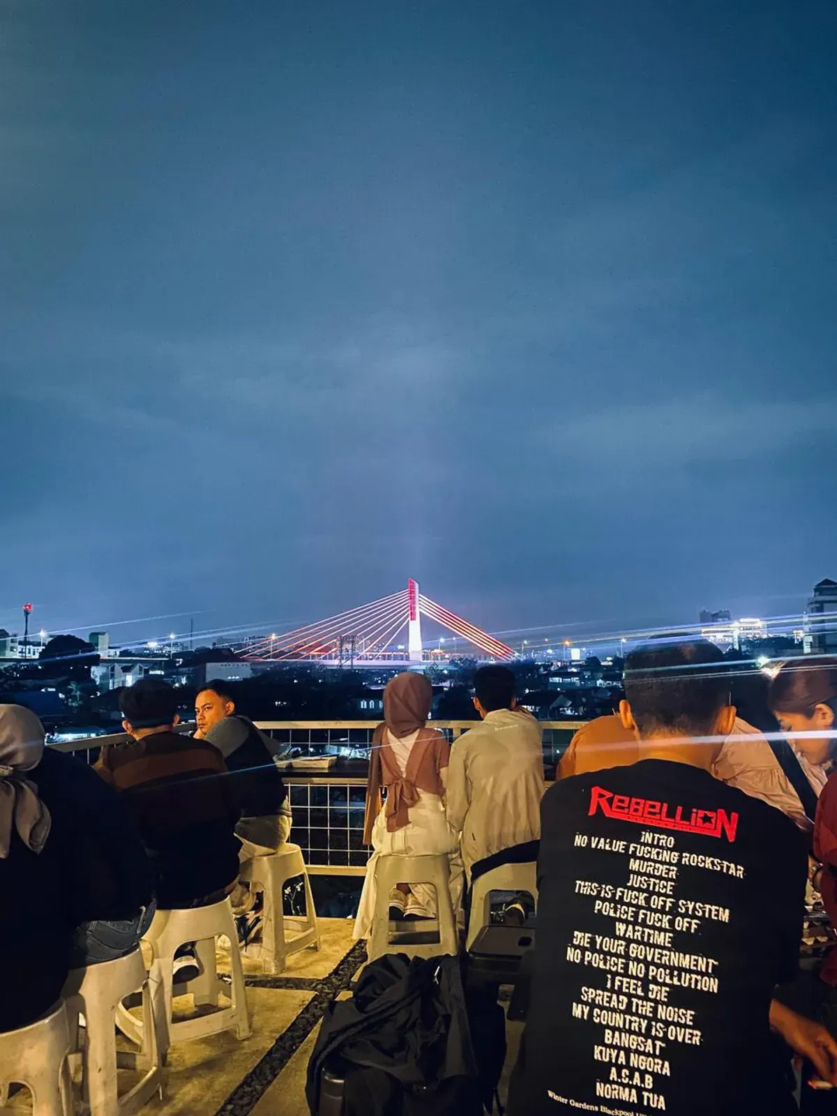 Bandung malam hari selalu punya cara untuk menenangkan kepala (Sumber: Dokumentasi Penulis)