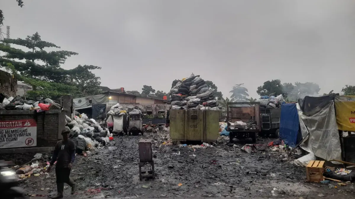 Penumpukan sampah terlihat berserakan di di Jalan Cilengkrang, Kawasan Ujung Berung, pada Senin, 1 Desember 2025 pukul 07.30 WIB. (Foto: Sumber Muhamad Paisal). (Sumber: Dokumentasi Penulis | Foto: Muhamad Paisal)