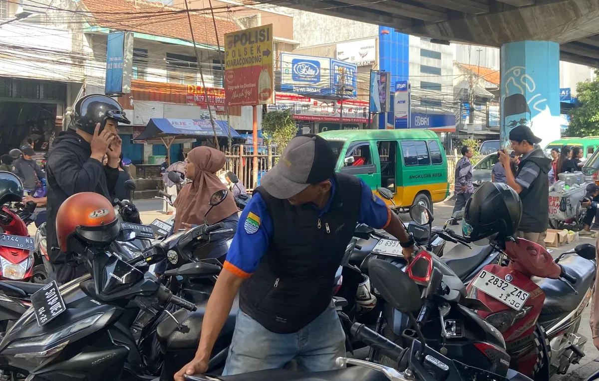 Seorang juru parkir yang sedang bertugas di Kiaracondong, Kota Bandung, Sabtu 29 November 2025 (Sumber: Dokumentasi Penulis | Foto: Asti Alya Anggraini)