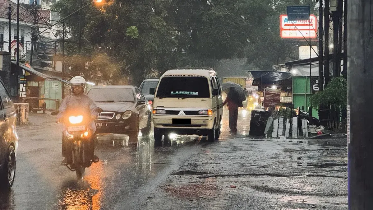 Angkutan Umum berhenti sembarangan menyebabkan kemacetan (1 Desember 2025). (Foto: Mohammad Raihan Assidiqqi)