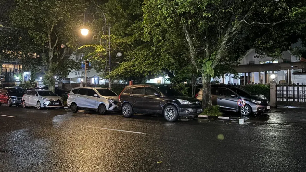 Kendaraan parkir sembarangan menutup jalur sepeda dan trotoar di Jalan Riau, Kota Bandung, sehingga mengganggu pengguna trotoar dan jalur sepeda.Jln.Riau, Kota Bandung, Jumat, 28 November 2025 (Sumber: Nazira Takiya | Foto: Nazira Tazkiya)