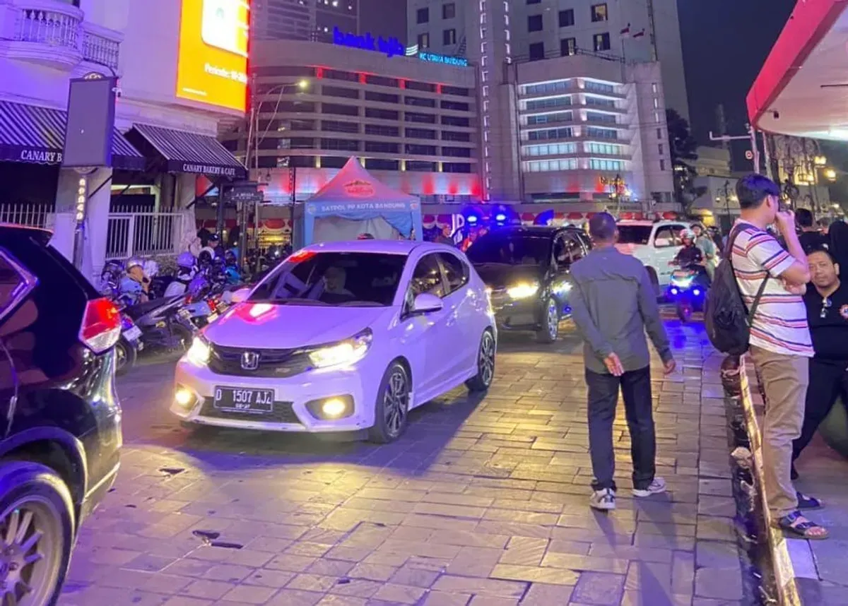 Suasana malam di Jalan Braga dipenuhi kendaraan beroda, Senin (1/12/2025). (Foto: Wardah Alhumairah)