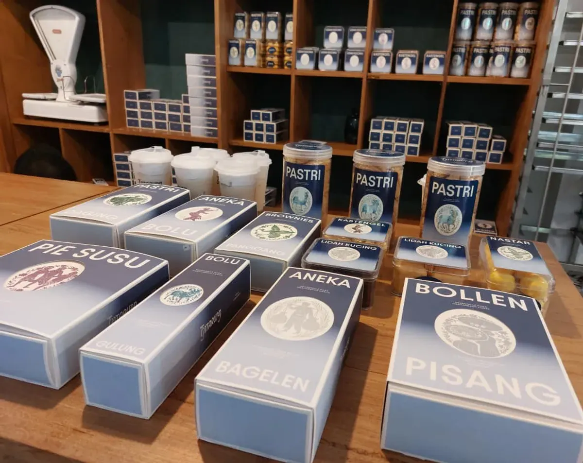 Dengan tren wisatawan yang terus meningkat, sektor oleh-oleh Bandung akan semakin menjanjikan bagi pelaku usaha yang berani berinovasi tanpa meninggalkan akar tradisi. (Sumber: Ayobandung.id | Foto: Eneng Reni Nuraisyah Jamil)