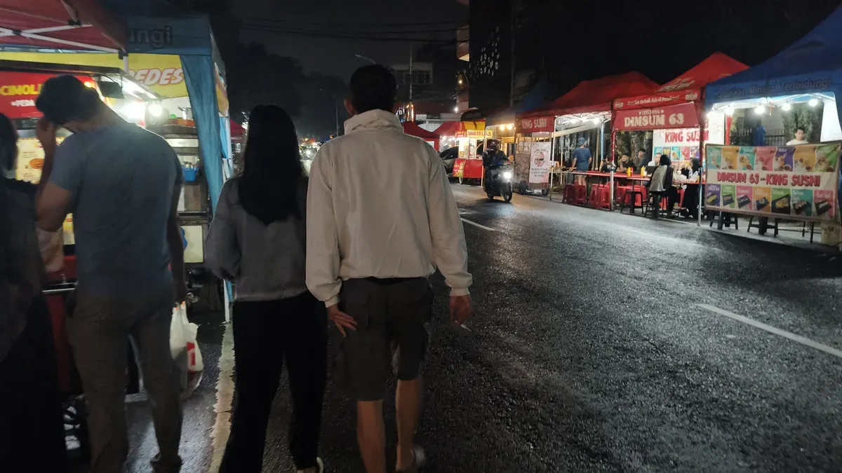 Pejalan kaki harus melintas di jalan yang diisi oleh para pedagang di trotoar Lengkong Street Food, Kamis, 4 Desember 2025. (Sumber: Dokumentasi pribadi | Foto: Taqiyya Tamrin Tamam)
