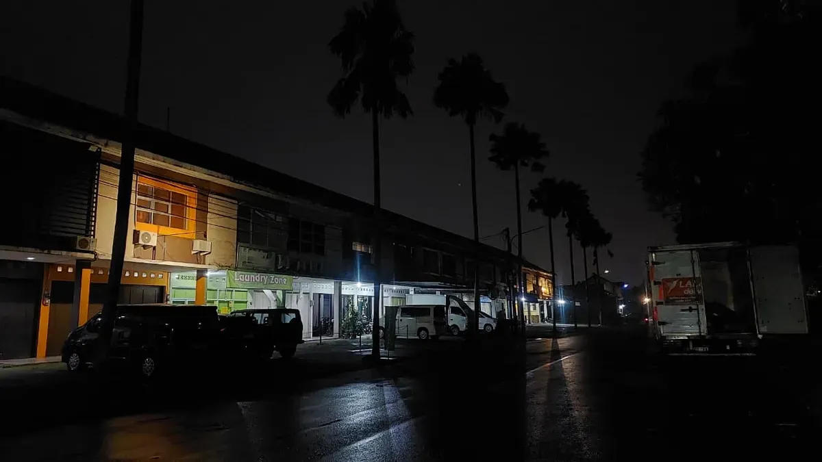 Kondisi jalanan di Batununggal saat malam hari pada Rabu (3/12/25). (Sumber: Penulis | Foto: Adventia)