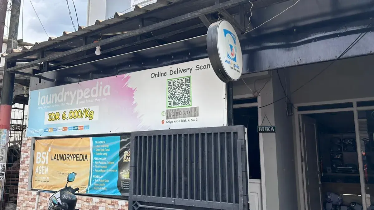 Laundrypedia hadir diperumahan padat menjadi andalan mahasiswa, di kampung Sukabirus, Kabupaten Bandung, Kamis 06 November 2025. (Sumber: Fadya Rahma Syifa | Foto: Fadya Rahma Syifa)
