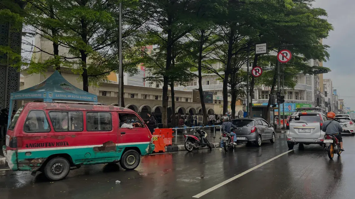 Rambu dilarang parkir jelas terpampang, tapi kendaraan masih berhenti seenaknya. Parkir liar bukan hanya melanggar aturan, tapi merampas hak pengguna jalan, Rabu (3/12/25) Alun-Alun Bandung. (Sumber: Dokumentasi Penulis | Foto: Ishanna Nagi)