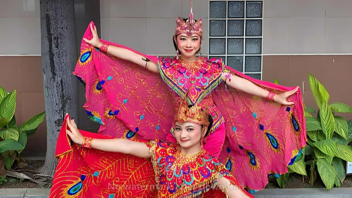 Rani Nurhayani memperagakan keindahan kostum Tari Merak pada Jumat (31/10/2025) di Desa Cangkuang Kulon, Kecamatan Bojongloa Kidul, Kota Bandung. (Sumber: Dokumentasi pribadi | Foto: Nadia Khaerunnisa)