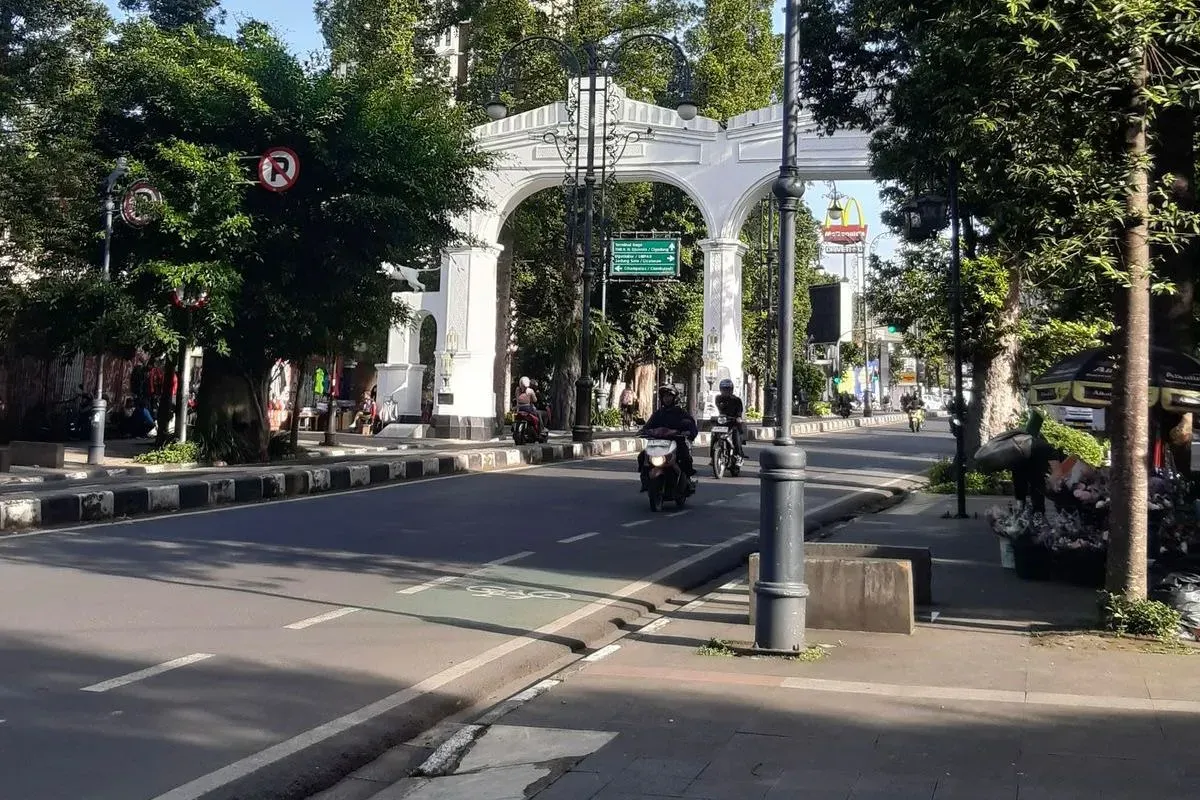 Potret trotoar di Jalan Dago yang tampak rapi sekilas, meski sejumlah titik masih menyimpan potensi risiko bagi pejalan kaki, 30 Desember 2025. (Sumber: Dokumentasi penulis | Foto: Nindy Lazuar)