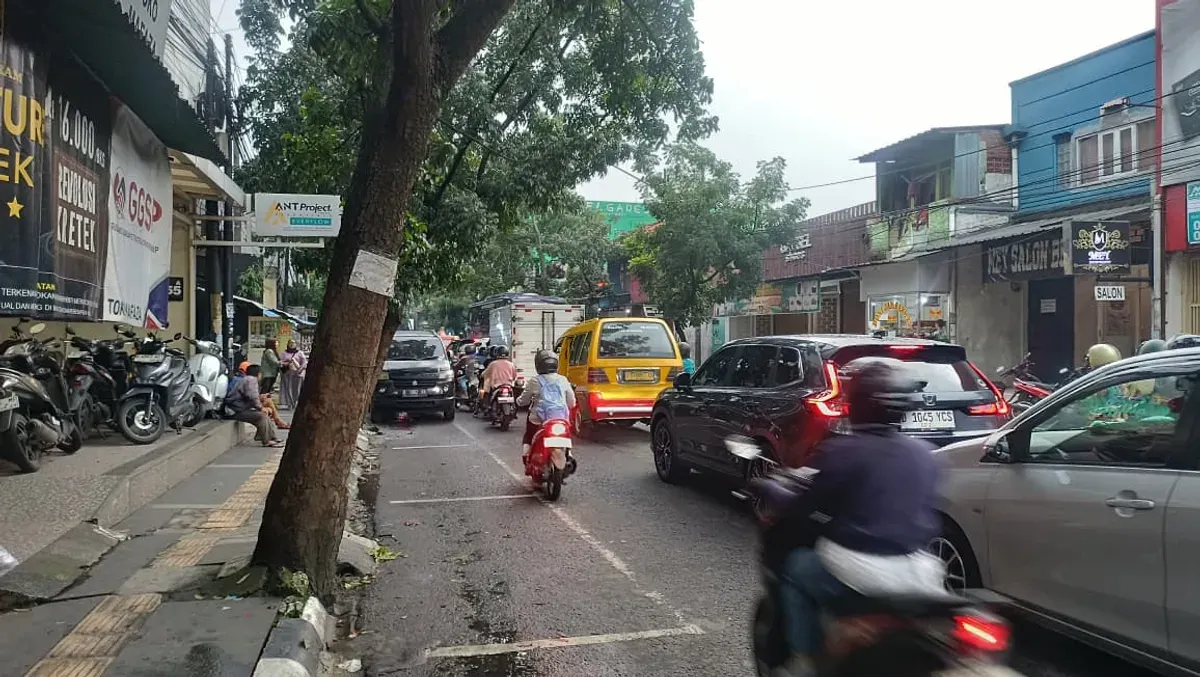 Tampak jalanan yang dipenuhi kendaraan di Jln. Cibaduyut, Kota Bandung (04/12/2025). (Sumber: Dokumentasi Penulis | Foto: Yudhistira Rangga Eka Putra)