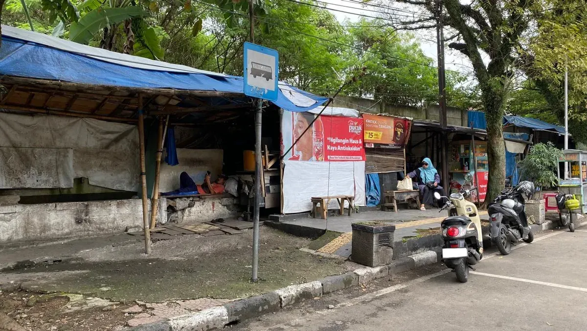 Pemberhentian bus tanpa fasilitas memadai terlihat di tepi Jl. Moch. Toha, Kota Bandung, Kamis (4/12/25). (Sumber: Dokumentasi Penulis | Foto: Siti Octaviani)