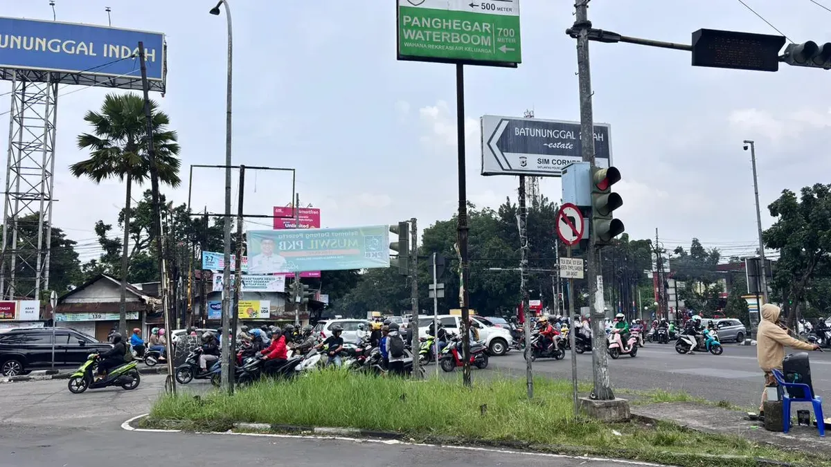Kondisi lalu lintas yang berantakan di perempatan Batununggal, Kota Bandung (4/12/25) (Sumber: Dokumentasi Penulis | Foto: Amelia Ulya)