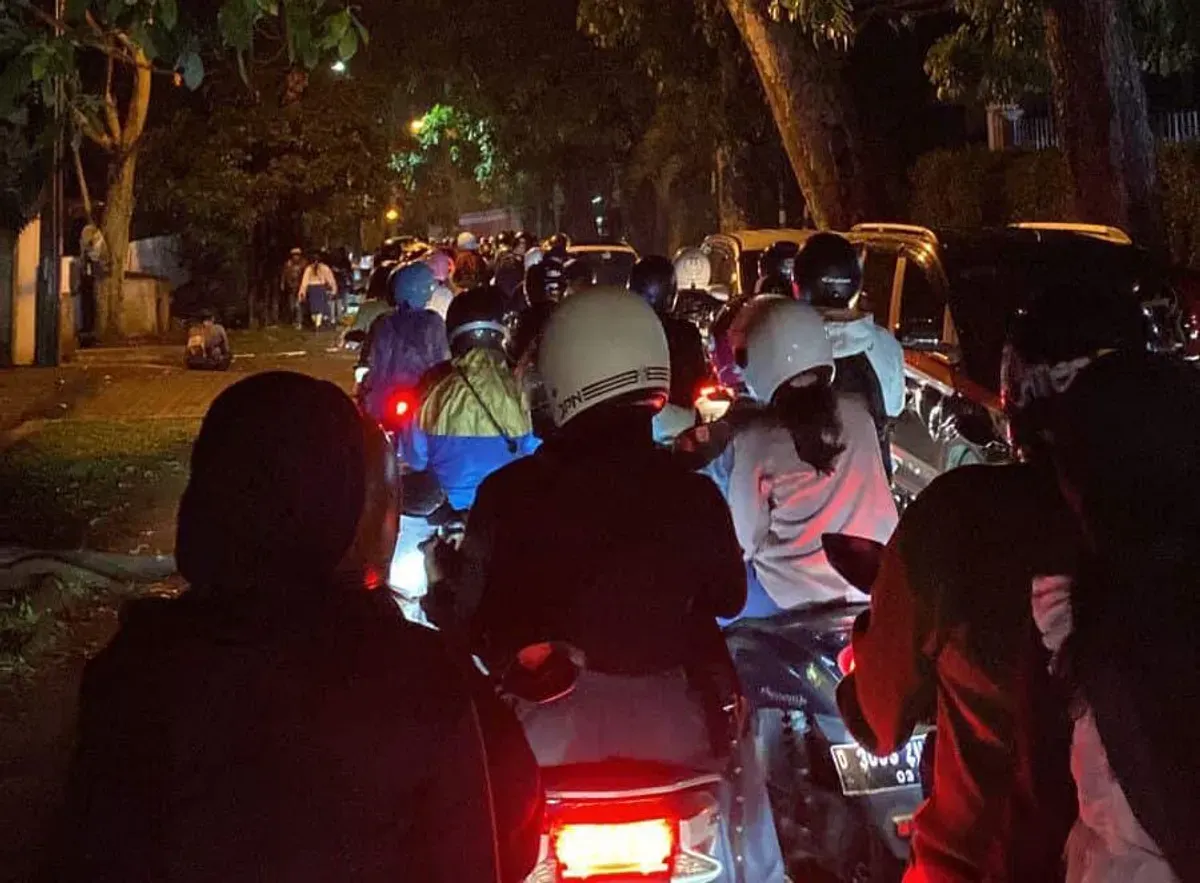 Deretan motor yang tak bergerak di Ciwastra menggambarkan kemacetan yang semakin sulit dikendalikan pada Selasa (2/12/2025). (Sumber: Audya Athayya Khalisa)