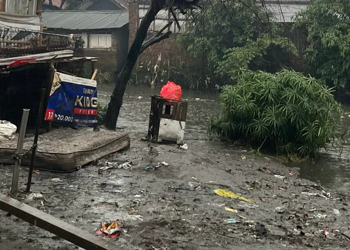 Banjir yang terjadi akibat tersumbatnya saluran air di Gang Nangkasuni, (07/03/2025). (Sumber: Irene Sinta)