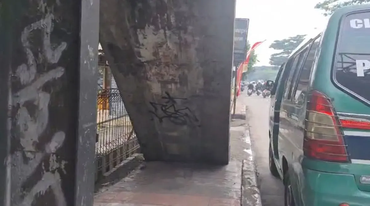 Kondisi trotoar yang terpotong oleh JPO di Manjahlega, Kota Bandung, pada Rabu 03 Desember 2025. (Foto: Hanina Aulia Saffana)