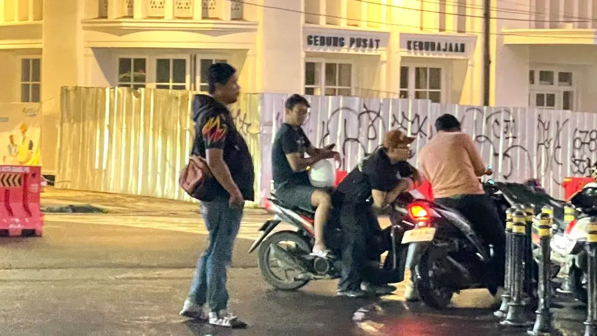 Potret juru parkir liar di salah satu titik Kota Bandung (04/12/25) (Foto: Salsafira Farelya)