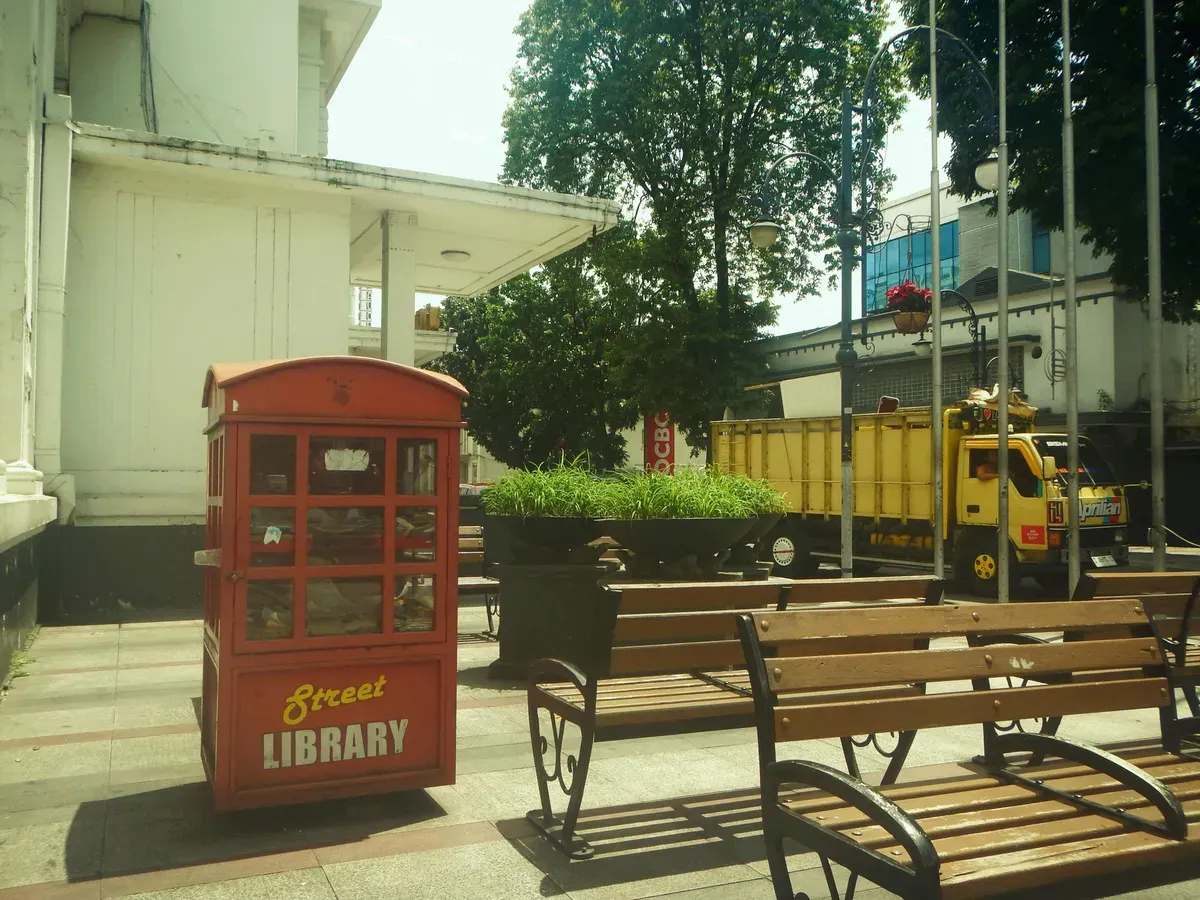 Sebuah Street Library tampak lengang dengan buku-buku yang mulai berdebu di samping Gedung Merdeka, Jalan Asia-Afrika, Bandung, Jumat (05/12/2025). (Sumber: Dokumentasi Penulis | Foto: Adellia Ramadhani)
