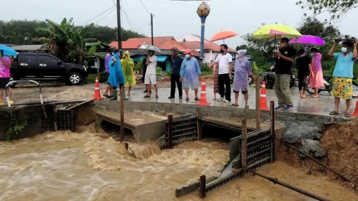 Keadaan salah satu tanggul di daerah Baleendah ketika volume air sedang naik, Rabu (3/12/25). (Sumber: Dok. pribadi)