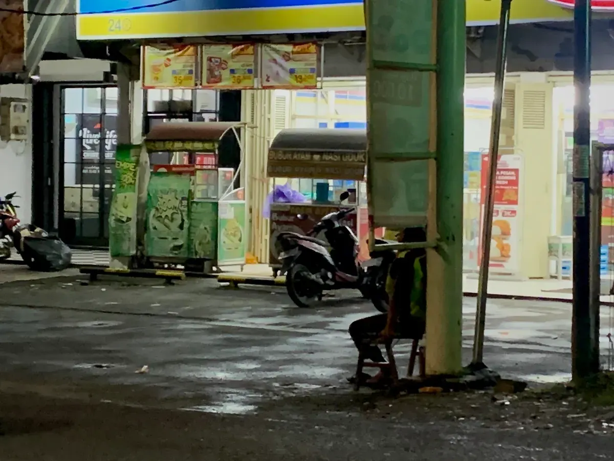 Potret juru parkir ilegal yang sedang menjaga lahan minimarket di daerah Pasar Kordon (1/12/2025). (Sumber: dokumentasi pribadi | Foto: Nurmeila Elfreda.)