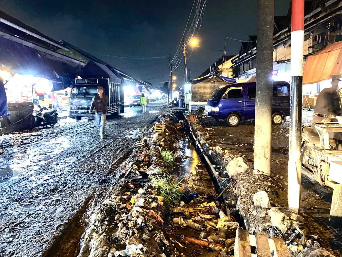 Pasar Induk Caringin mengalami penumpukan sampah pada area saluran air yang berlokasi di Jln. Soekarno-Hatta, Kec. Babakan Ciparay, Kota Bandung, pada awal Desember 2025 (Foto : Ratu Ghurofiljp)