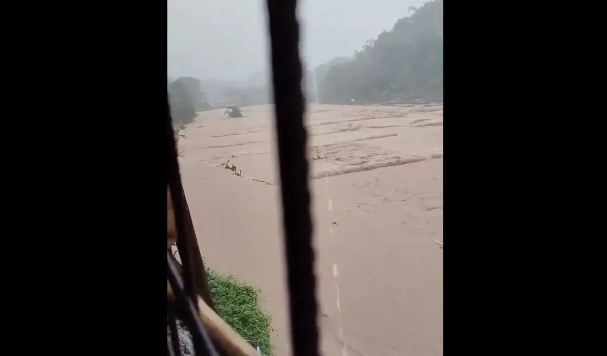 Air Sungai Cibitung di Kabupaten Bandung Barat meluap akibat tak mampu lagi menahan debit besar akibat hujan deras. (Sumber: sekitarbandung.com)