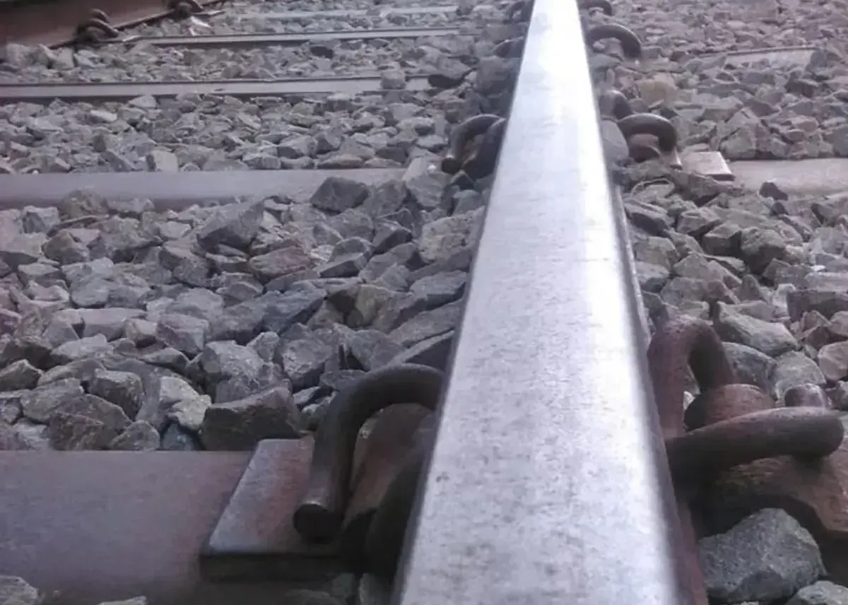 Foto rel kereta api di stasiun Kiaracondong. (Foto: Trisno Yuwono)