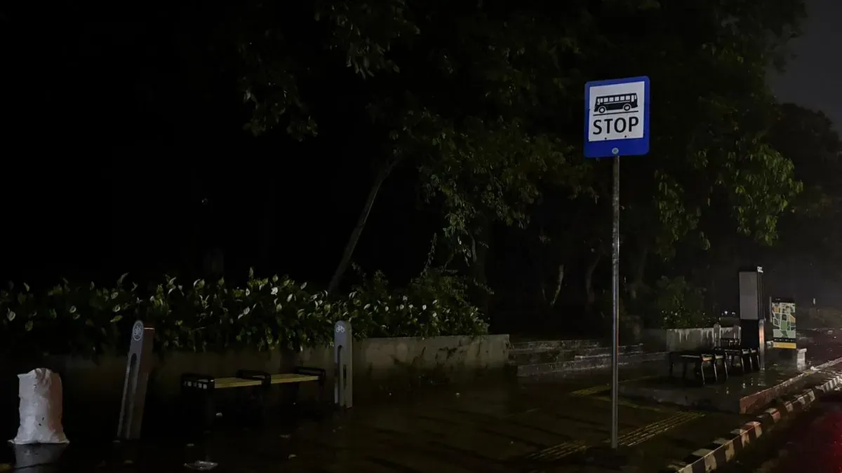 Kondisi halte yang basah dan minim pencahayaan pada malam hari di Halte Tegalgea, Jl. Moch. Toha, Kec. Regol, Kota Bandung. (Sumber: Dokumentasi Penulis | Foto: Tsaqifa Dhiyaul Hawa)