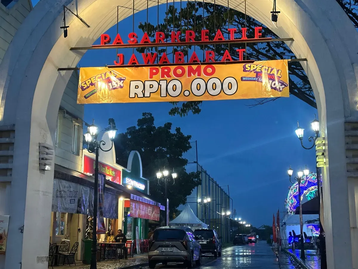 Sejumlah pengunjung memadati area Pasar Kreatif Jawa Barat di Jalan Pahlawan No.70 Kota Bandung, Rabu (03/12/2025). (Foto: Rangga Dwi Rizky)