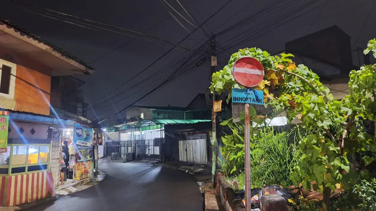 Suasana jalan yang sepi pada malam hari di daerah Jalan Inhoftank, Kota Bandung. (Sumber: Nayla Aurelia) (Foto: Nayla Aurelia)