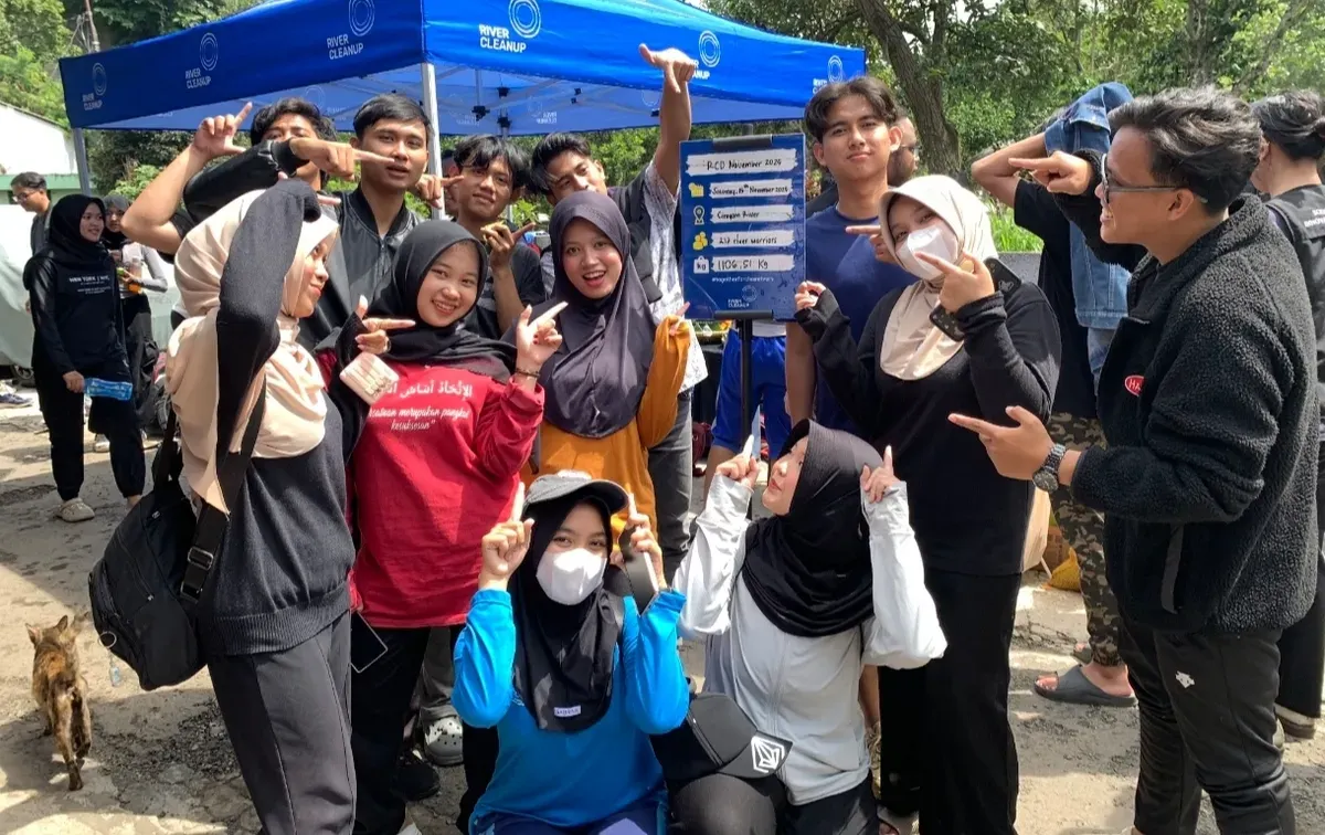 Mahasiswa Universitas Sunan Gunung Djati Bandung anggota Komunitas River Cleanup. (Foto: Rizki Hidayat)