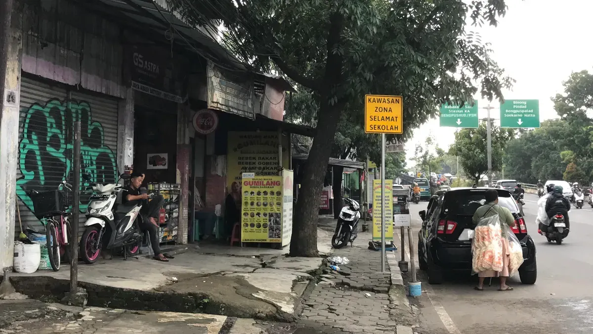 Tingginya angka pengangguran memaksa warga Bandung beralih menjadi pekerja serabutan. (Sabtu, 06 Desember 2025). (Sumber: Penulis | Foto: Vishia Afiath)